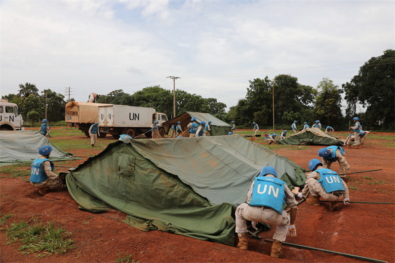 图为维和工兵分队正在进行临时行动基地建设演练。（张晓昆 摄）2