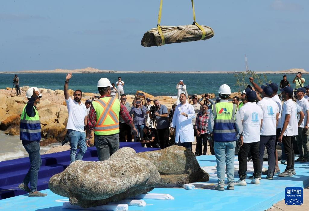 8月21日，在埃及亚历山大附近的海滨，工作人员帮助安放被打捞出水的石刻雕像。新华社记者 隋先凯 摄