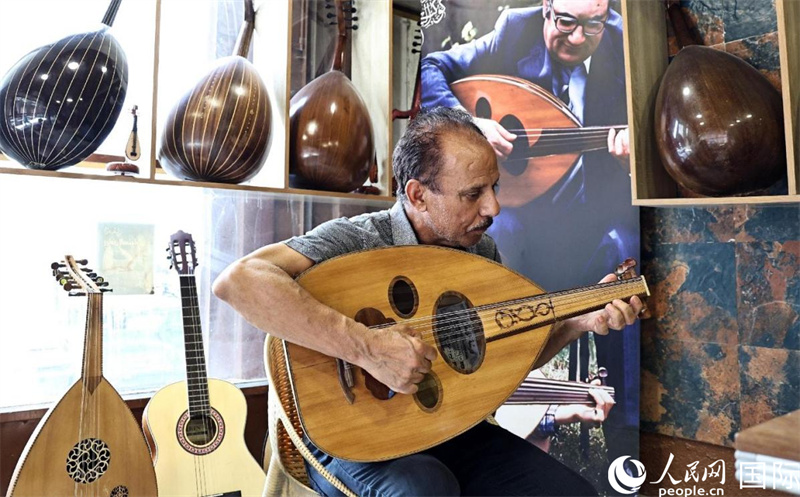 一名当地音乐家在演奏乌德琴。人民网伊纳斯·易卜拉欣摄