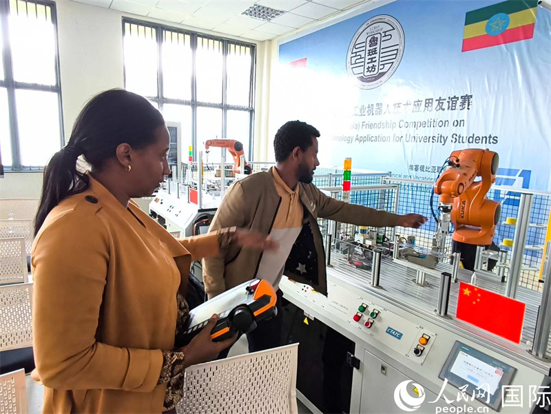 马哈莱特老师正在教学生如何操作机器人。人民网记者 黄培昭摄