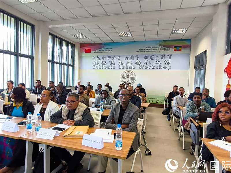 学员们正在课堂上接受培训。人民网记者 黄培昭摄