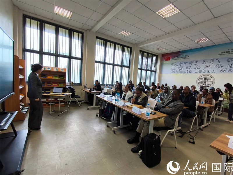 中国老师正在为受训学员上课。人民网记者 黄培昭摄