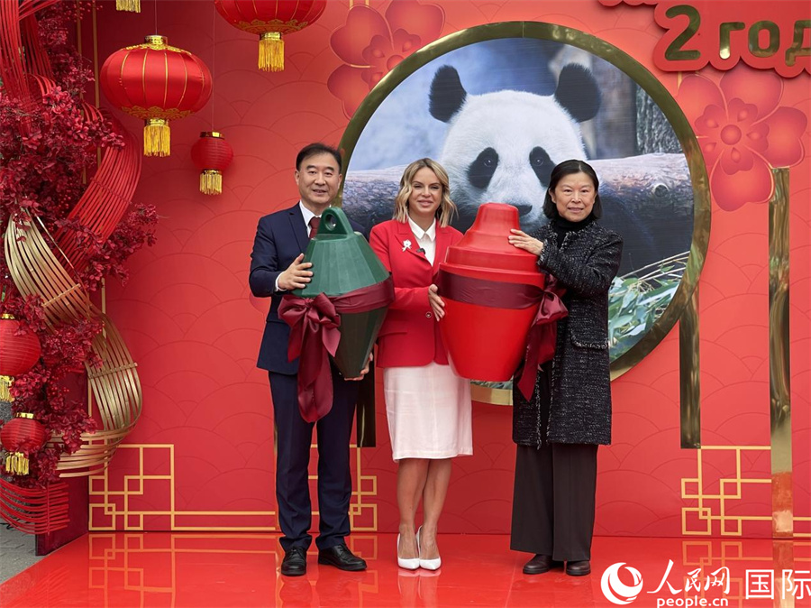 高岩（右）、张伟（左）向阿库洛娃（中）赠送为“喀秋莎”准备的玩具生日礼物。人民网记者肖新新摄