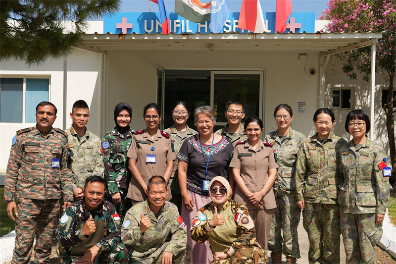 【6】医疗分队中医针灸小组与联黎总部医院医务人员合影