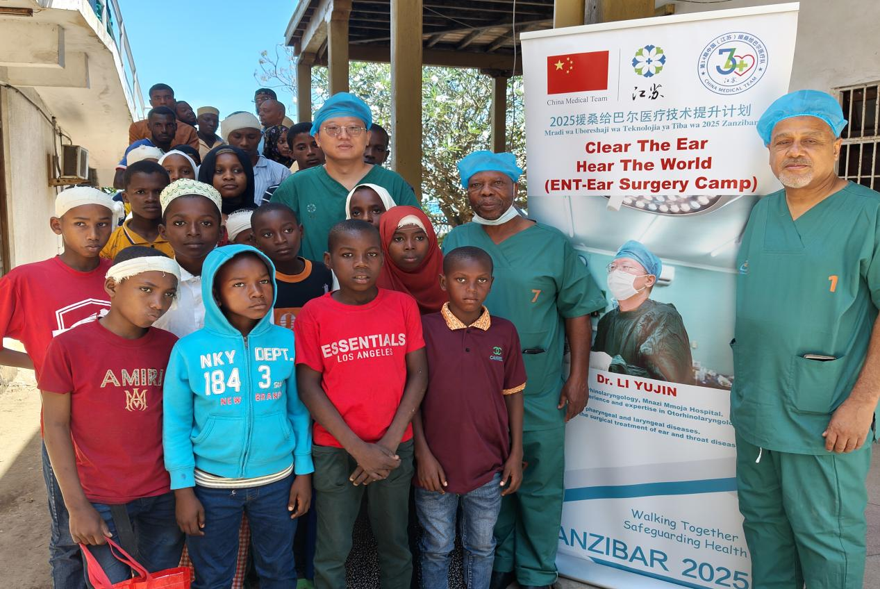 李玉瑾与当地医生和孩子们术后合影。