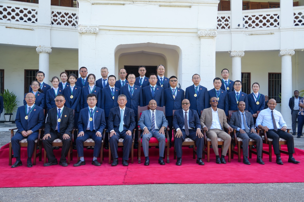 桑给巴尔总统（第一排中）及嘉宾与全体医疗队队员合影。受访者供图