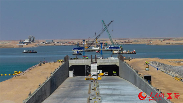 中交天航局承建的连通法奥港和原先旧港乌姆盖萨尔港的海底隧道。人民网 伊纳斯·易卜拉欣摄