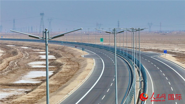 进出法奥港的高速公路。人民网 伊纳斯·易卜拉欣摄