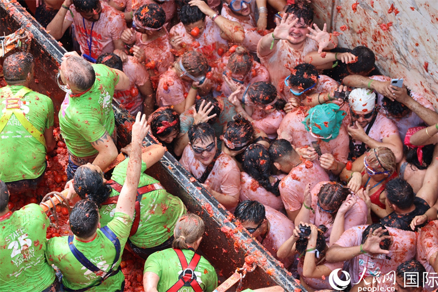 图为人们参加“西红柿大战”。人民网记者 颜欢摄