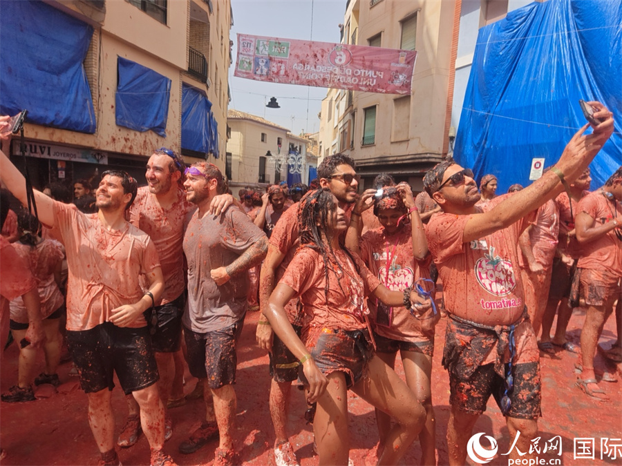 图为人们在“西红柿大战”结束后合影留念。人民网记者 许海林摄