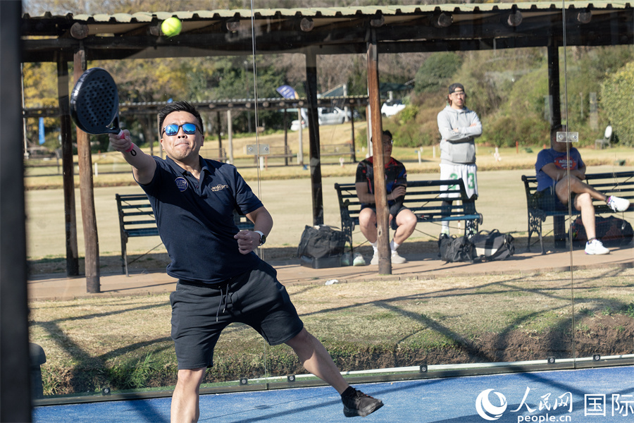 运动员在比赛中倾尽全力。人民网 希拉兹·莫林摄