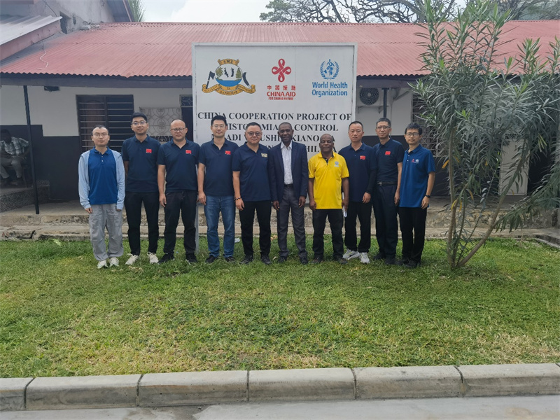 两批中国专家组举行交接仪式。施亮摄