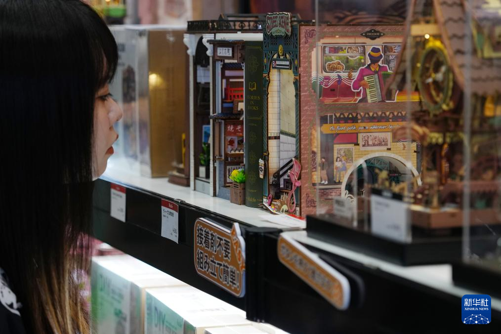 8月28日，参观者在日本东京玩具展上参观展出的玩具。新华社记者 贾浩成 摄