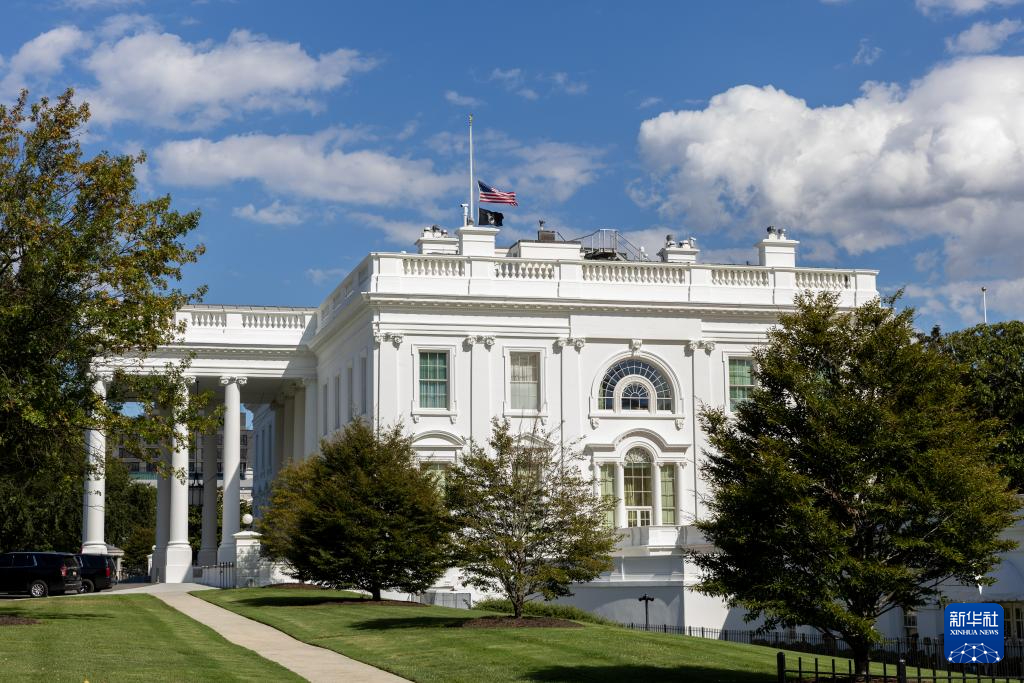 8月27日，在美国首都华盛顿，白宫降半旗向枪击事件受害者志哀。新华社记者 胡友松 摄