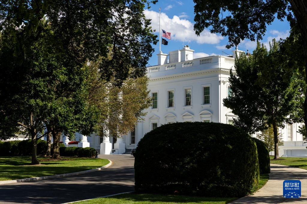 8月27日，在美国首都华盛顿，白宫降半旗向枪击事件受害者志哀。新华社记者 胡友松 摄