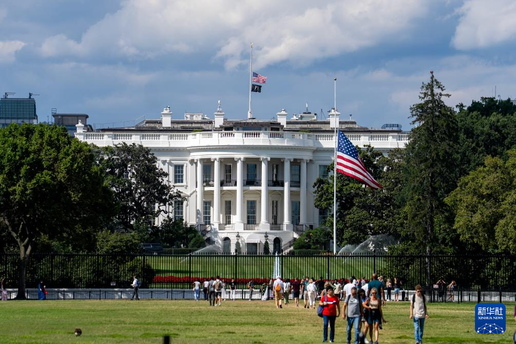 8月27日，在美国首都华盛顿，白宫降半旗向枪击事件受害者志哀。新华社记者 胡友松 摄