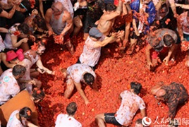 西班牙小镇上演“西红柿大战”