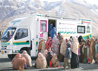 “这是中国朋友送来的生命礼物”
在巴基斯坦旁遮普省,人们时常能看到一辆白绿相间的移动医疗服务车。