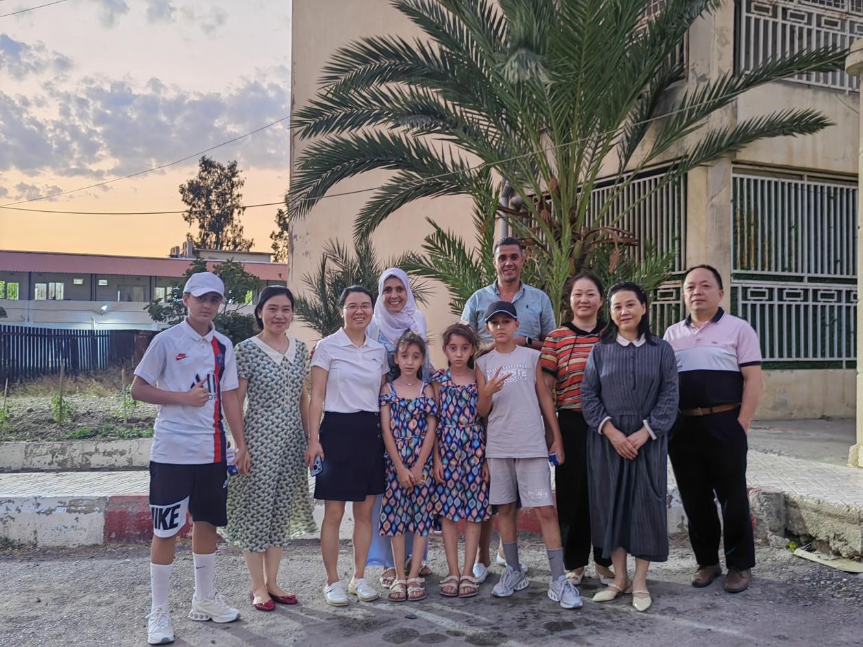 当地患者来中国医疗队驻地感谢中国医生。 中国援阿尔及利亚医疗队供图