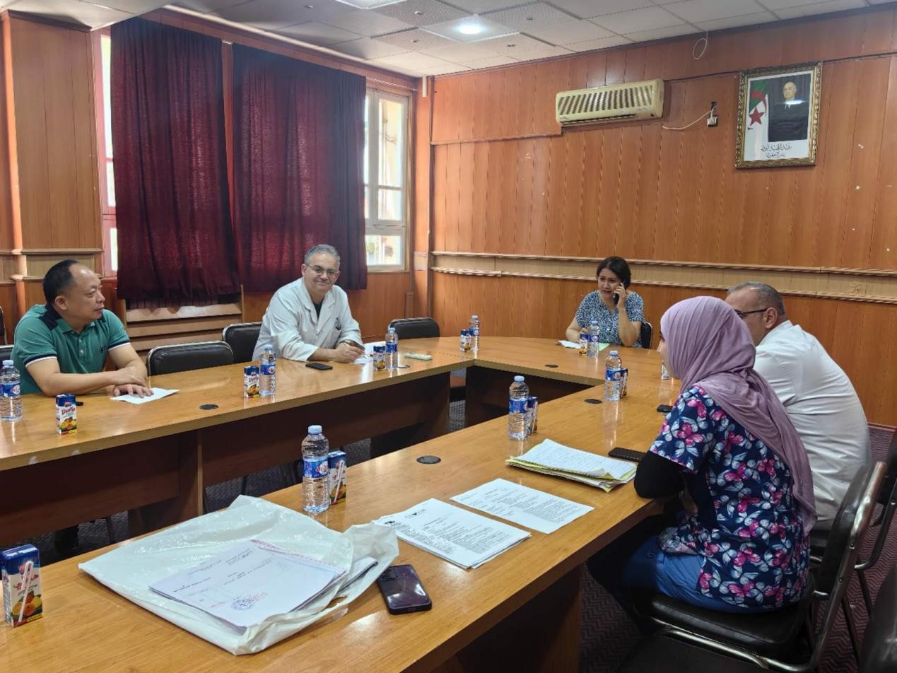 中国医生参加当地医院的全院多学科会诊。 中国援阿尔及利亚医疗队供图