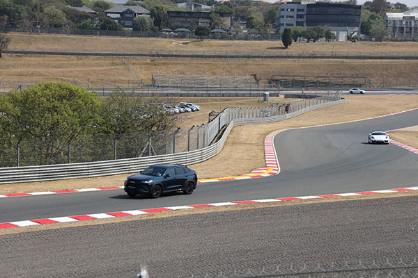 观众体验长城汽车的新能源车(前)。人民网记者 戴楷然摄