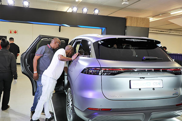 观众在奇瑞展厅参观新能源车。人民网记者 戴楷然摄