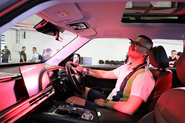 观众体验北京汽车发布的SUV车型B30。人民网记者 戴楷然摄