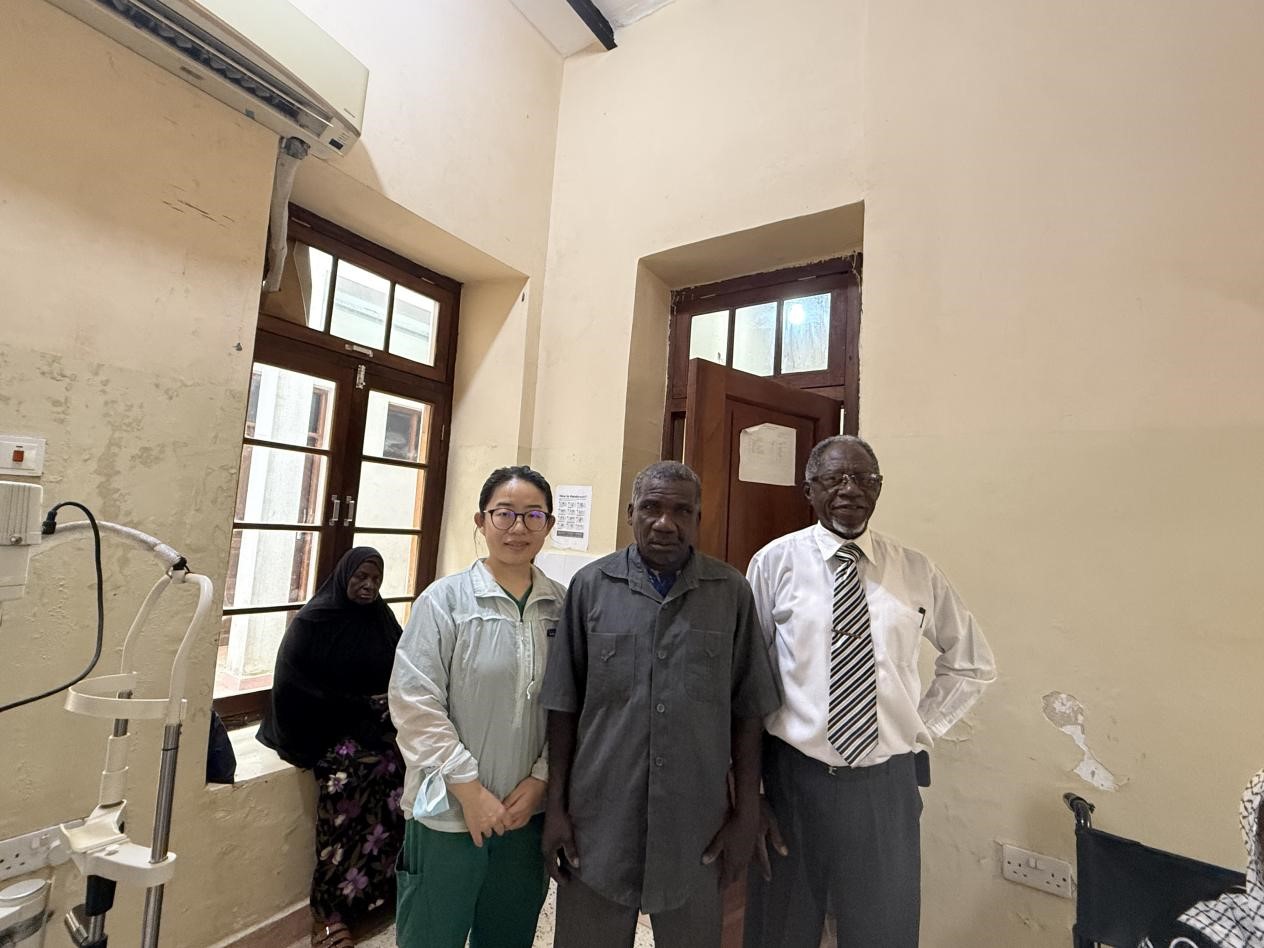 周石医生与哈吉(右一)兄弟合影。中国援桑医疗队供图