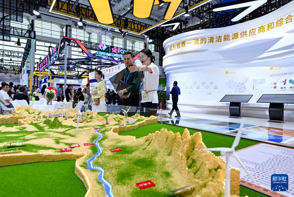 8月30日，嘉宾在第七届中国—阿拉伯国家博览会上了解新能源项目。新华社记者 冯开华 摄