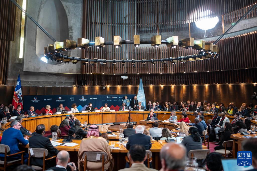 这是8月28日拍摄的在智利首都圣地亚哥举行的首届联合国教科文组织世界教师峰会开幕式现场。新华社发（智利总统府供图）