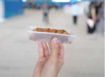 麻花“带路”
峰会期间,多名外国媒体记者品尝了天津传统小吃“麻花”。