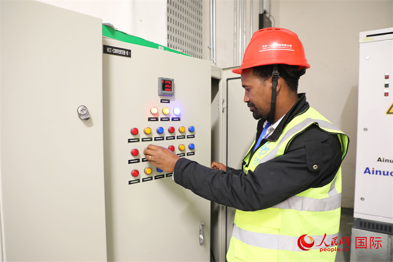 埃塞本地员工托马斯在维修机库内检测设备。人民网记者 沈小晓摄