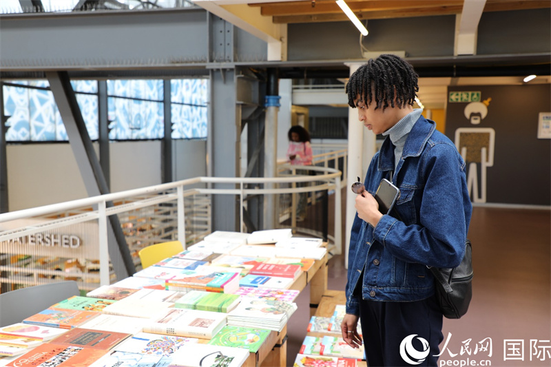 图为观众在书展现场参观中国主题图书。人民网记者 戴楷然摄