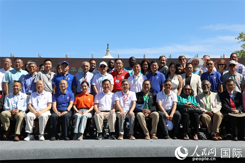 2、第二十三届华盛顿中国文化节华盛顿市中心举行。图为到场嘉宾合影。 人民网记者 李志伟摄