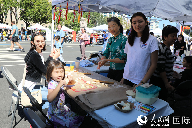 当地民众体验制作中国美食。 人民网记者 李志伟摄