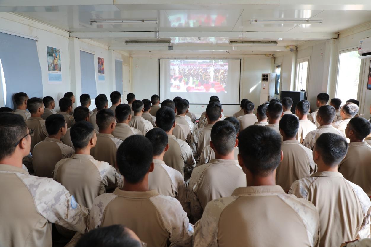 维和官兵收听收看纪念中国人民抗日战争暨世界反法西斯战争胜利80周年大会。中国第15批赴南苏丹（瓦乌）维和工兵分队供图