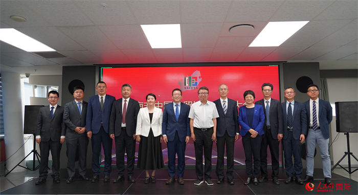 南中经贸协会第七届理事会主要岗位成员与中国驻南非大使吴鹏、中国驻南非大使馆经济商务公使衔参赞刘峪合影。人民网 刘畅摄