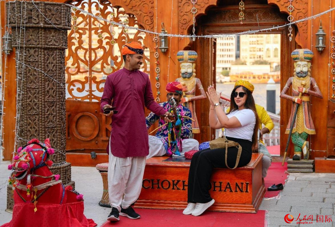 一名游客在参与互动。人民网 塔里克·易卜拉欣摄