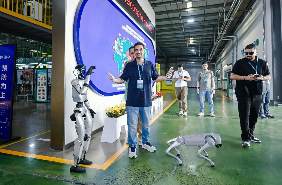 博主们在工厂参观。海信供图