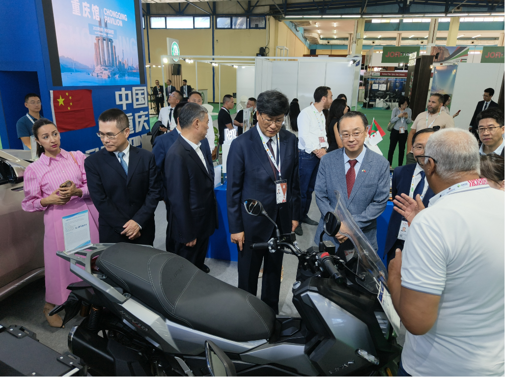 出席活动嘉宾与非洲客商驻足交流。主办方供图