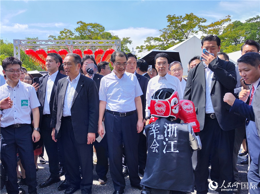 嘉宾与机器人“拳击手”互动。蒋晓辰摄