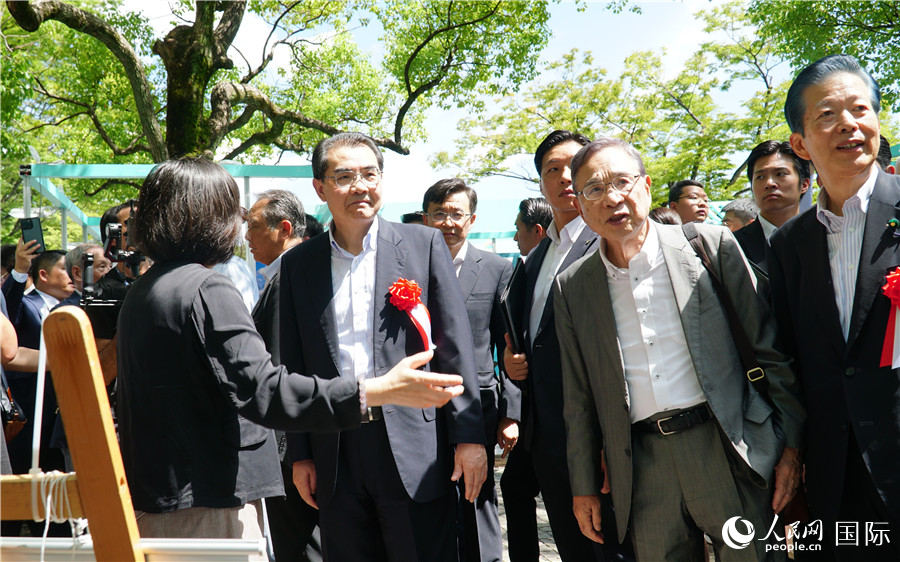 吴江浩大使同嘉宾共同巡展。蒋晓辰摄