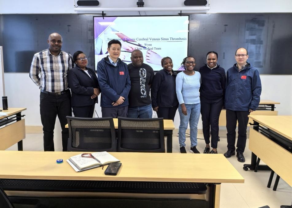 培训讲座后，中莱两国医疗人员合影         中国援莱医疗队 供图