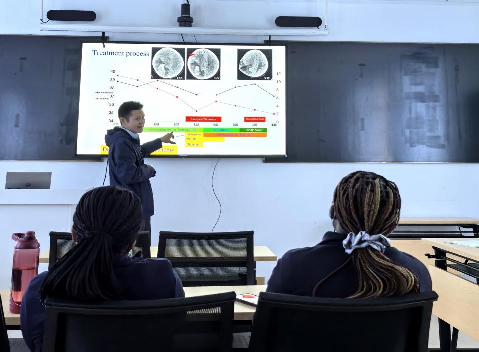 医疗队队长吴辉主任医师为学员授课         中国援莱医疗队 供图