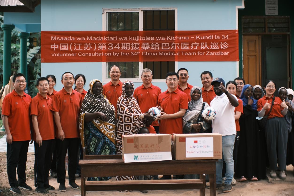 医疗队与当地受援群众们合影      中国援桑医疗队 供图