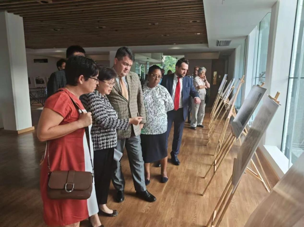 与会嘉宾共同观看主题图片展。中国驻塞舌尔大使馆供图