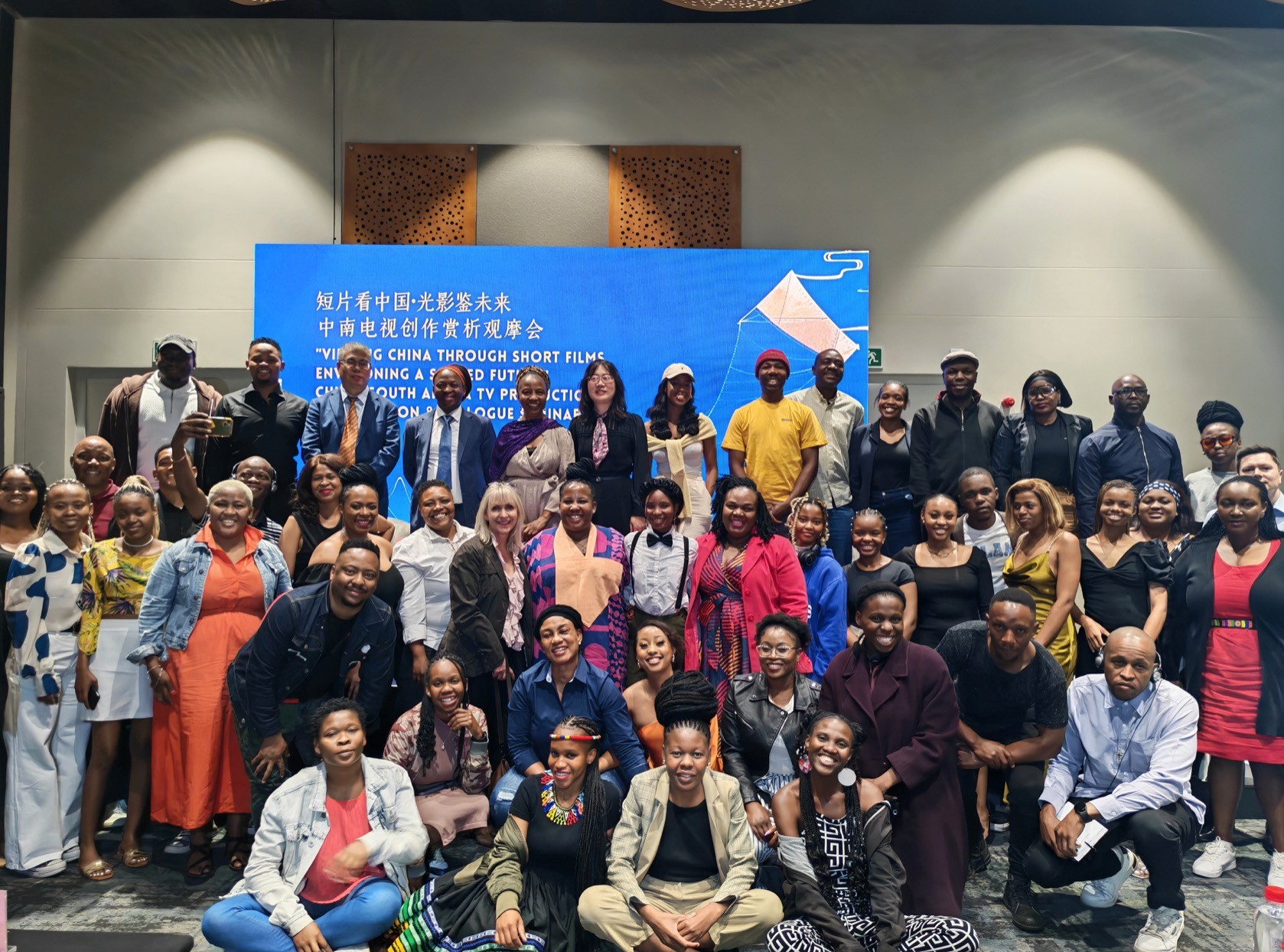 参加观摩会的中南电视艺术家合影留念。中国外文局西欧与非洲传播中心供图