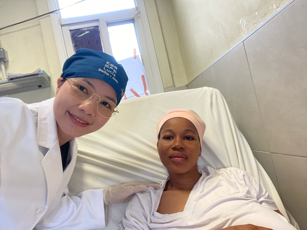 术后第二天，孔志伟医生查看患者恢复情况   中国援赤医疗队 供图