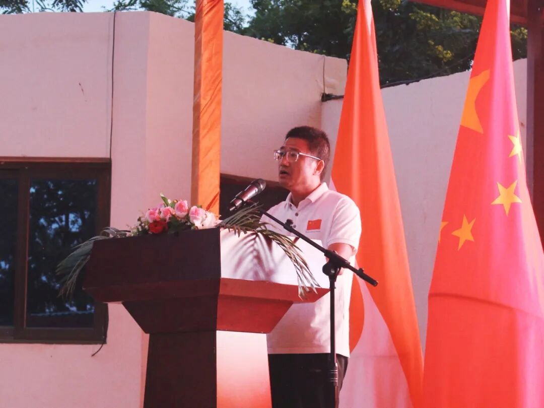 中国医疗队队长郑志大致辞。驻尼日尔使馆供图