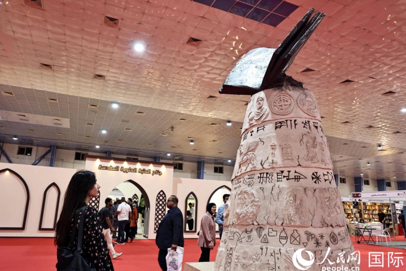 展厅内的巴比塔雕塑。 人民网 伊纳斯·易卜拉欣摄